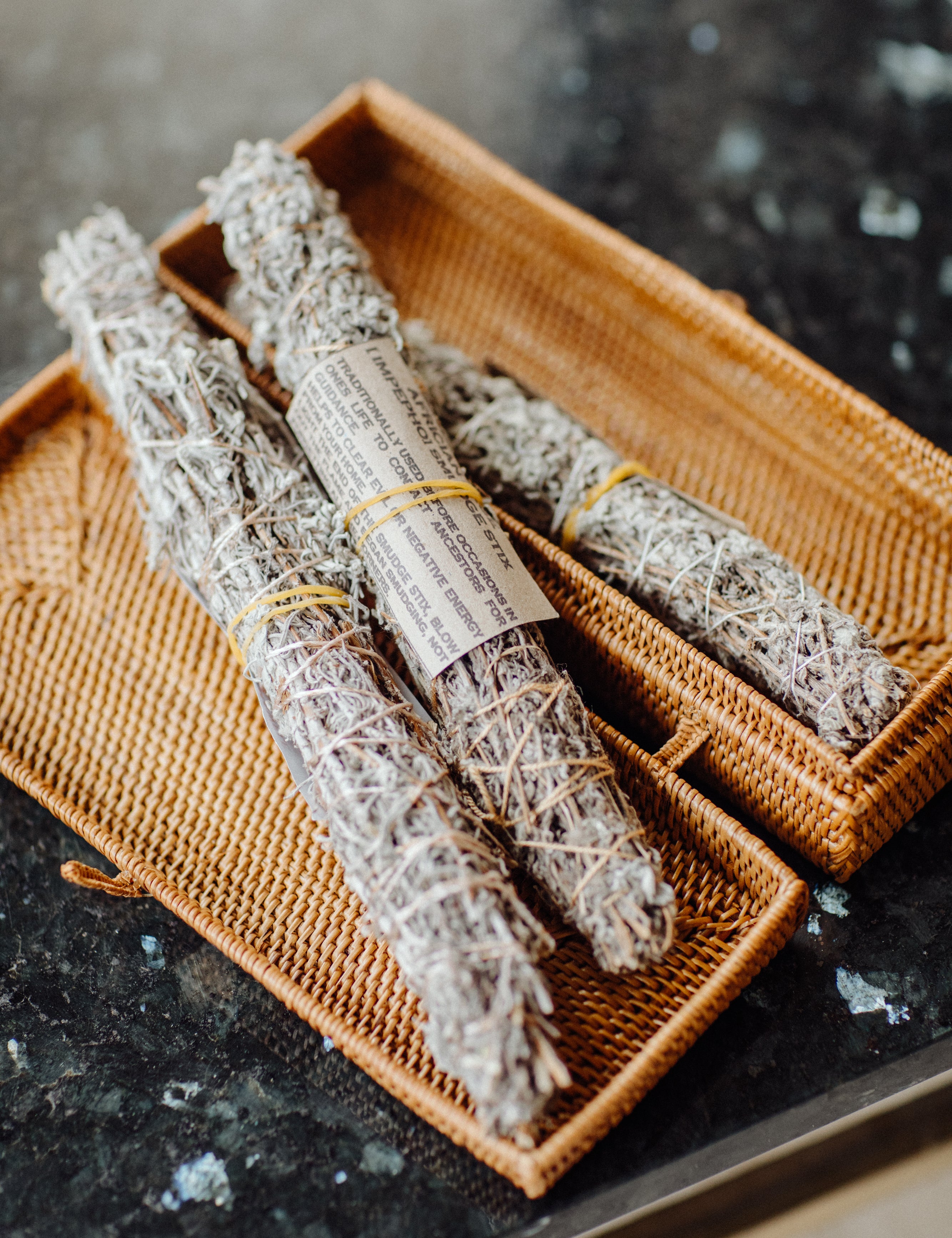 En smudge ritual som renar personer, platser och föremål från negativa energier.