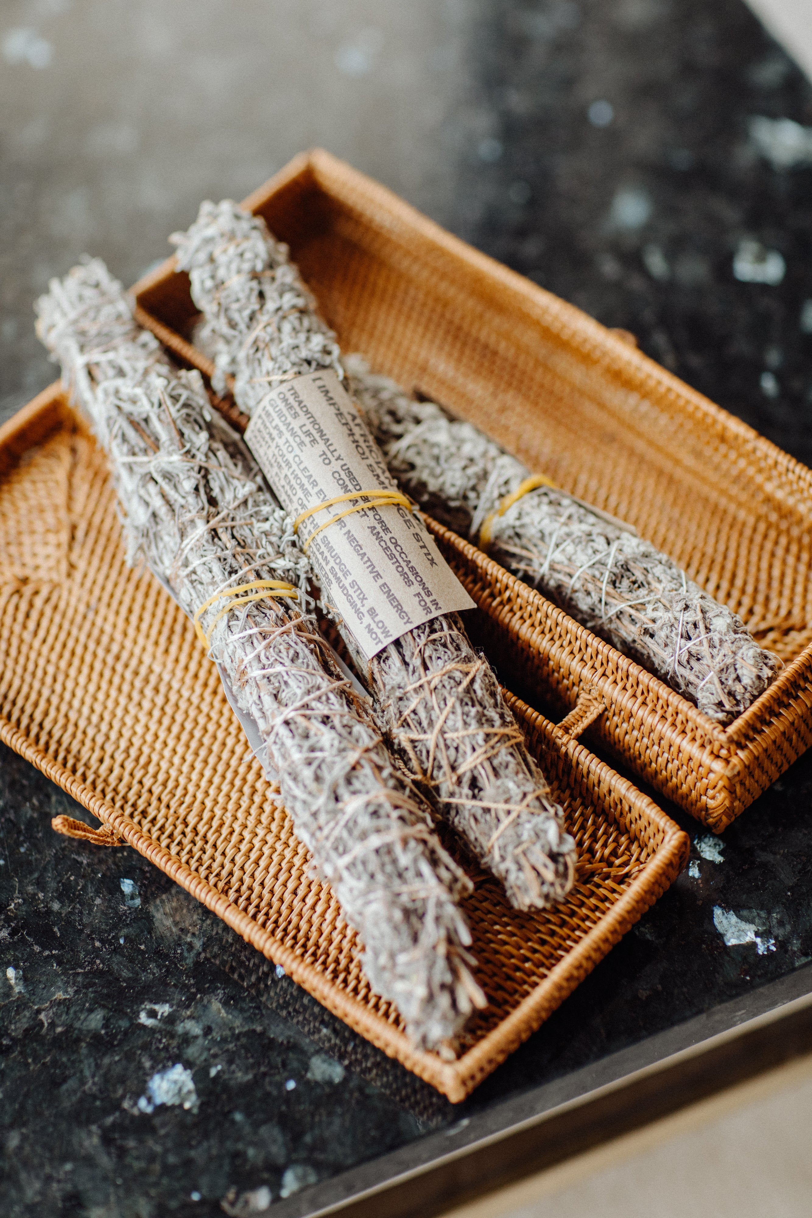 En smudge ritual som renar personer, platser och föremål från negativa energier.