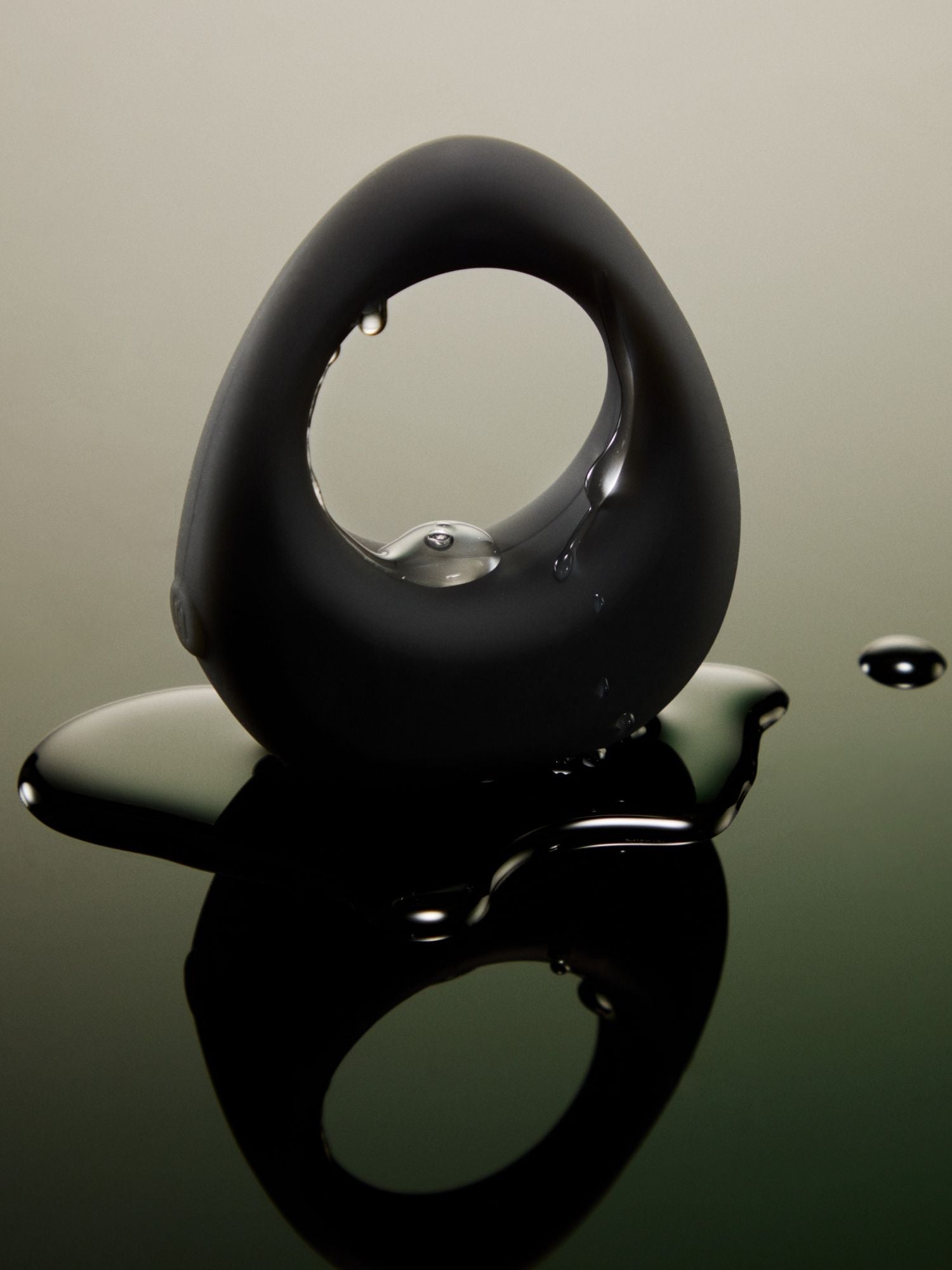 Maude Band Vibrating Ring Charcoal