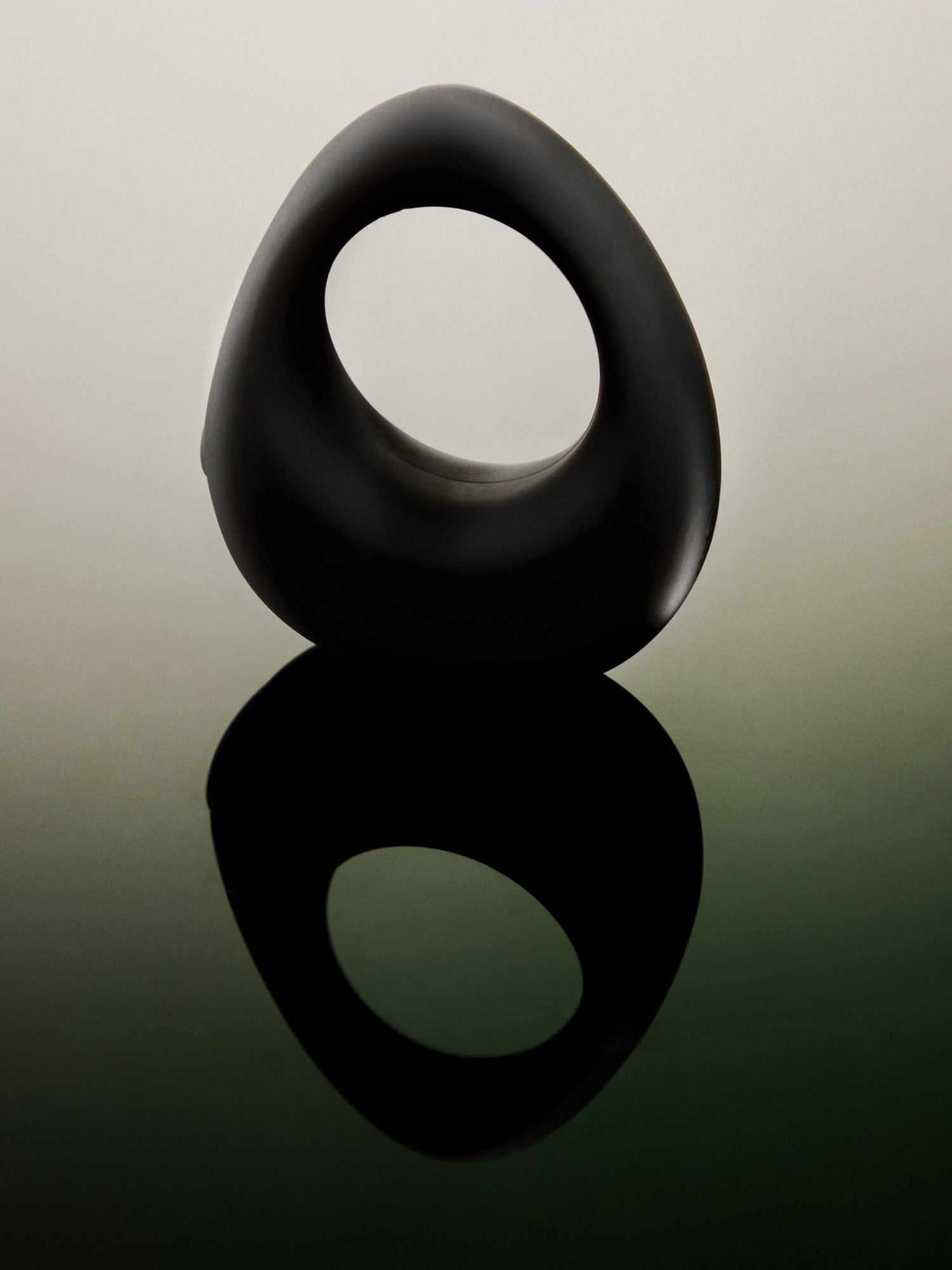 Maude Band Vibrating Ring Charcoal