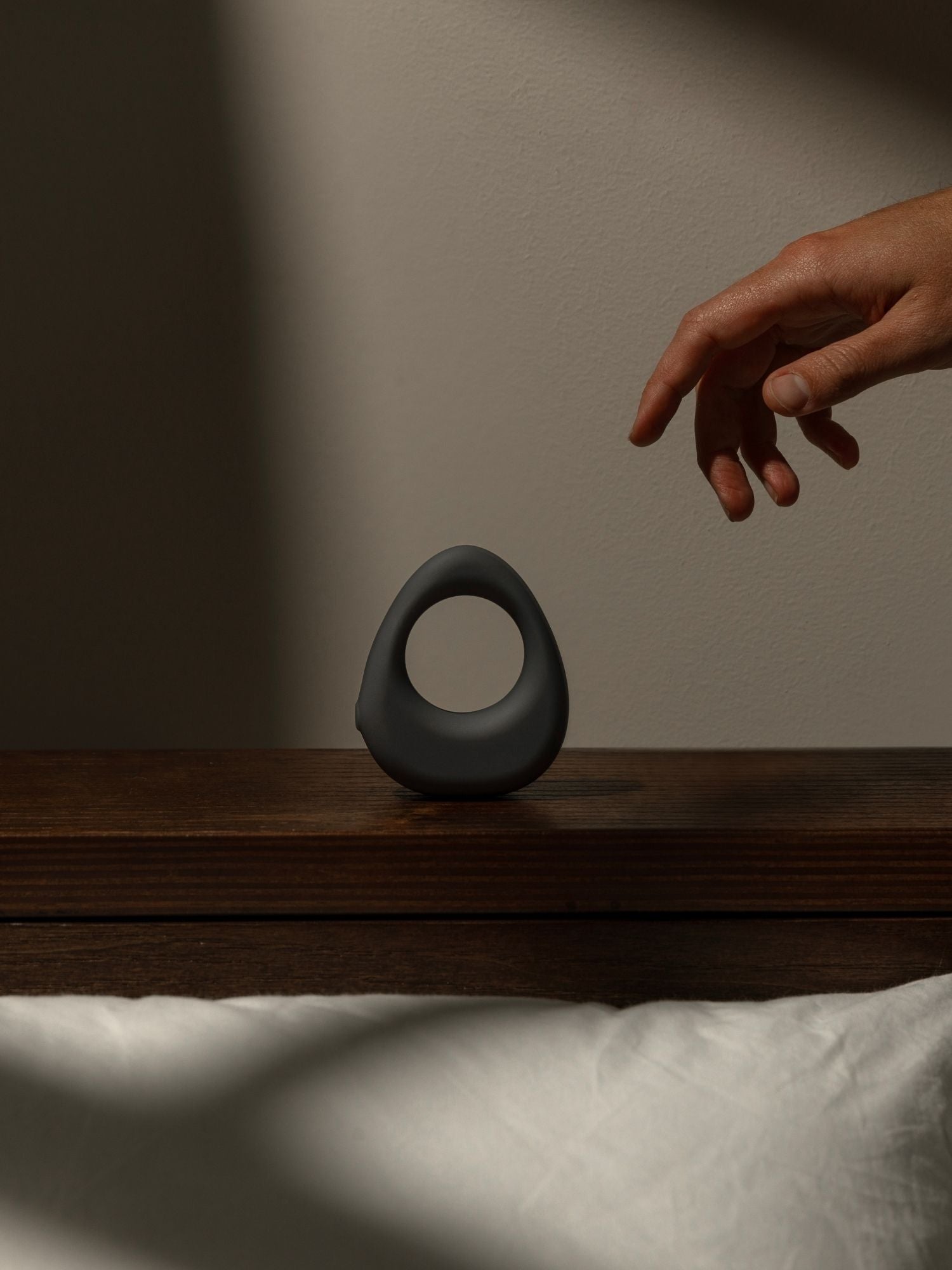 Maude Band Vibrating Ring Charcoal