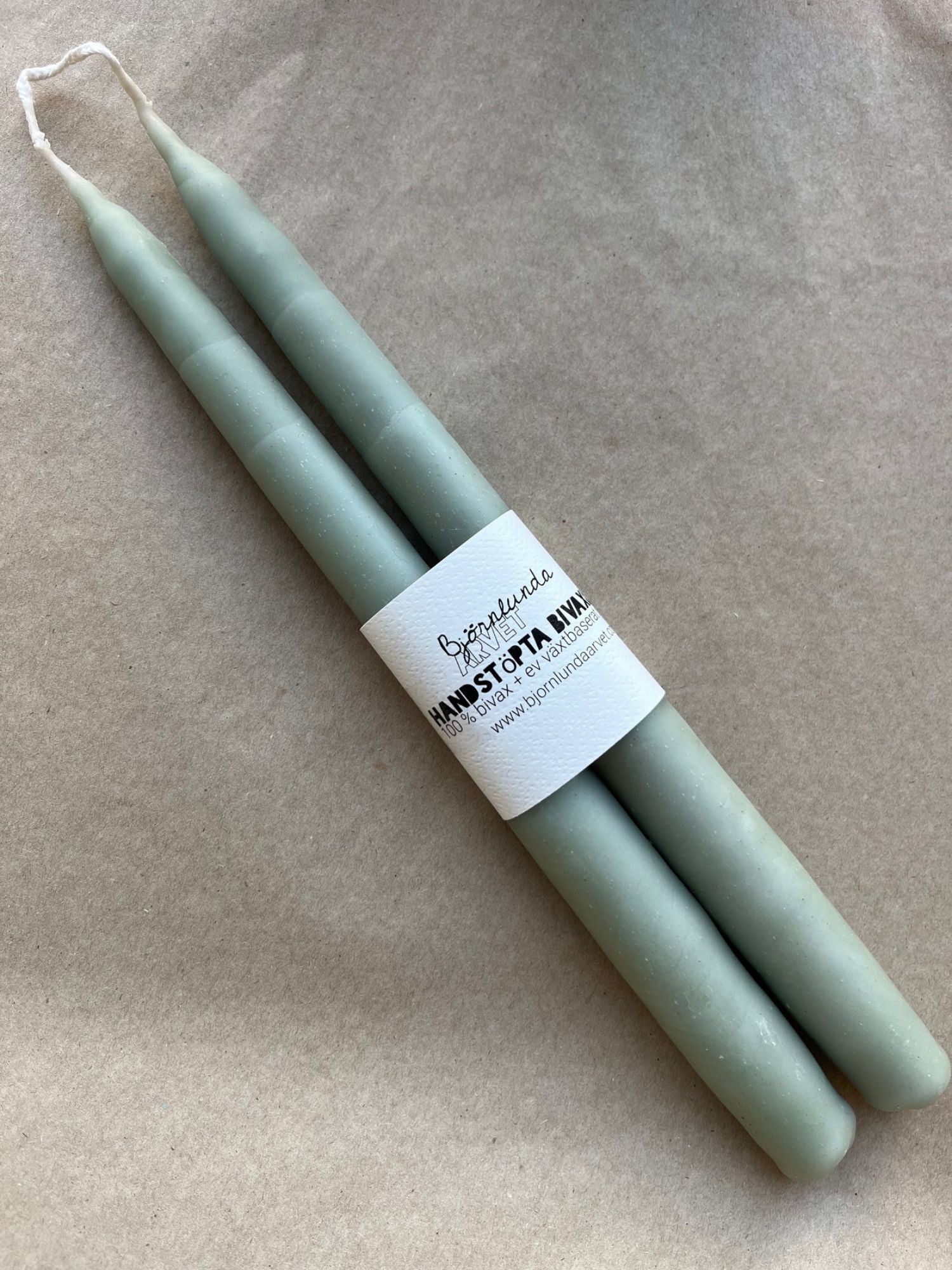 Ett par handstöpta bivaxljus Indigo Björnlunda Arvet