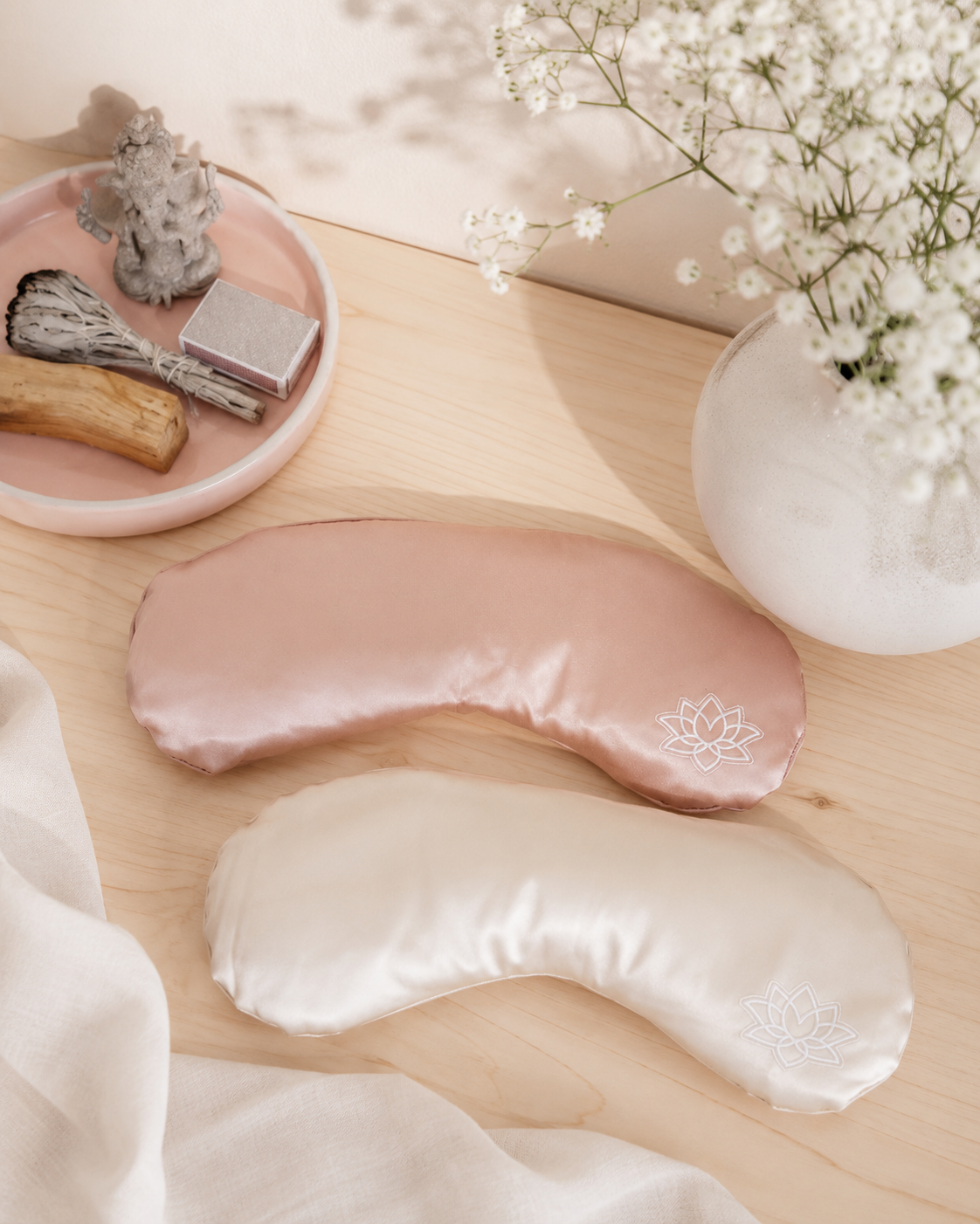 Lugn_spa-stil_med_ogonmasker_och_blommor.png