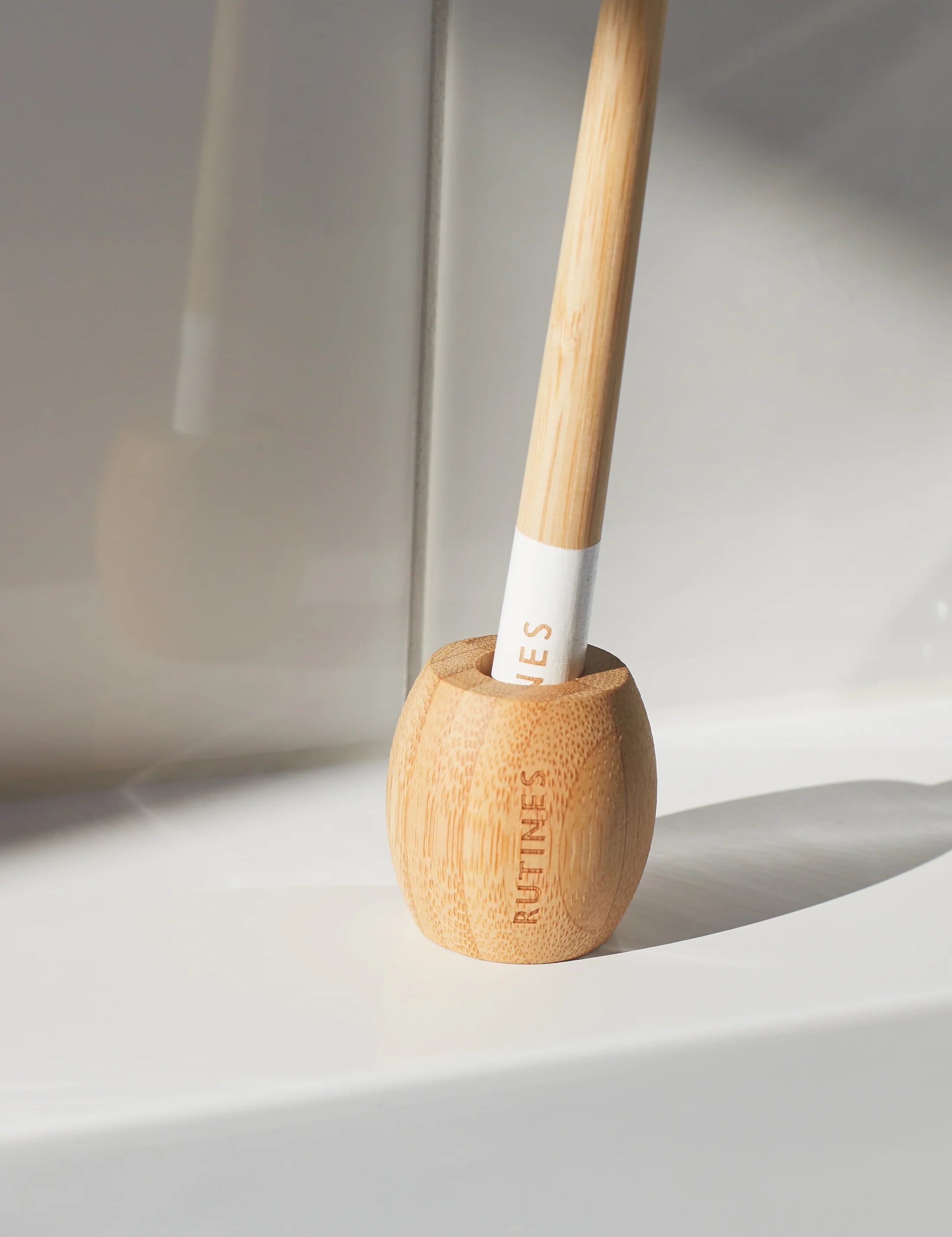 rutines_bamboo_toothbrush_holder_bathroom_shelf_webshop_final.webp