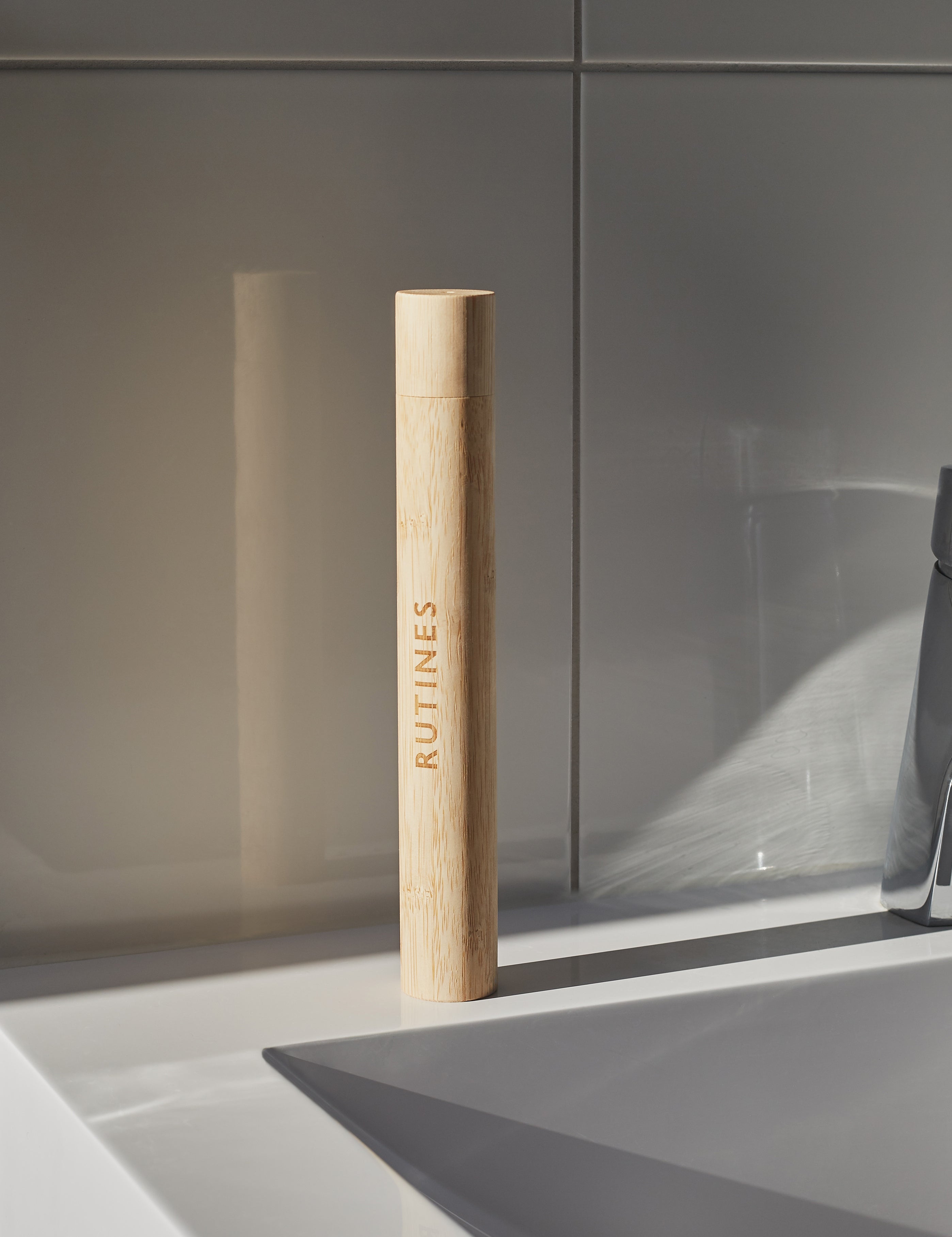 rutines_bamboo_toothbrush_travel_case_bathroom_shelf_webshop_final.jpg