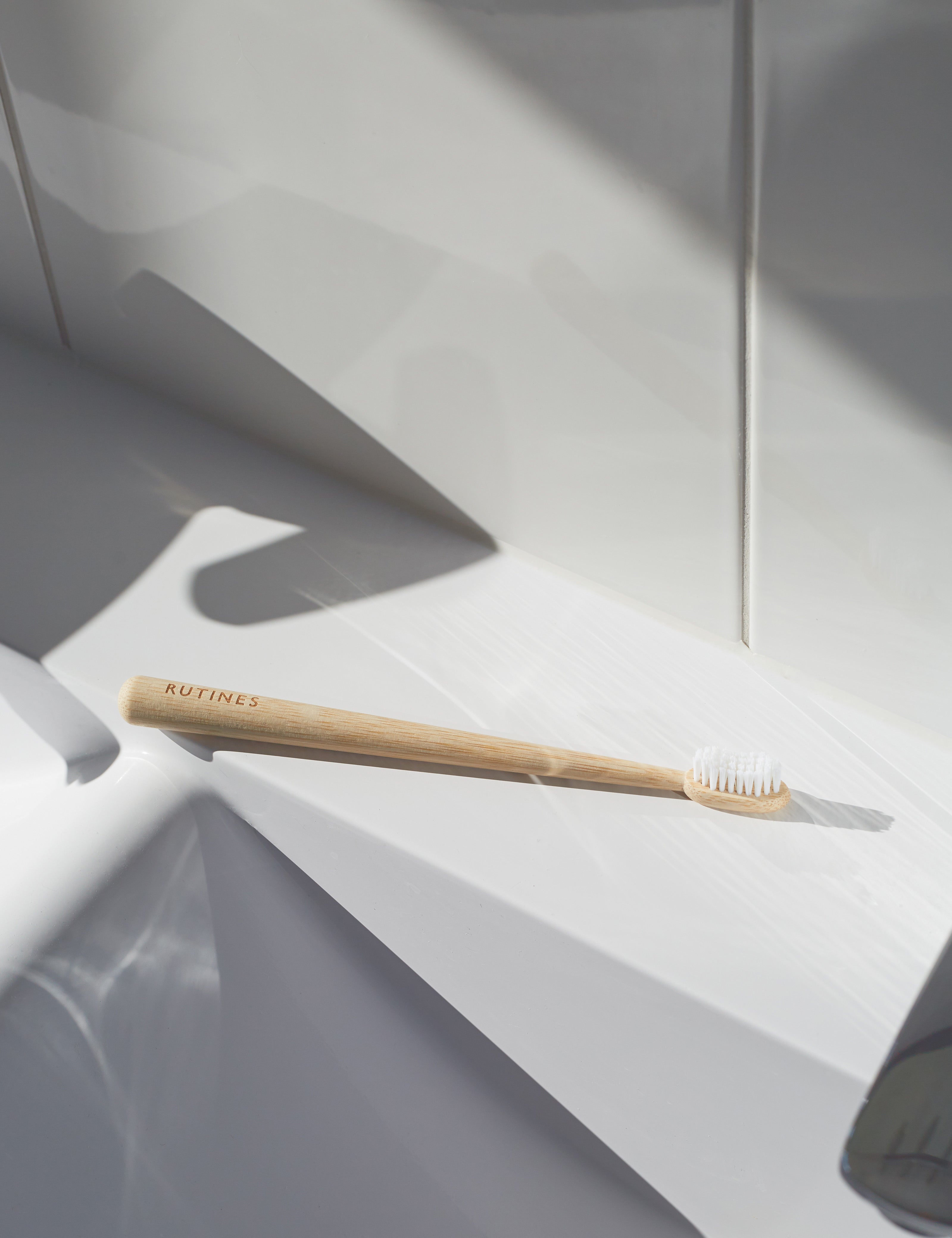 rutines_natural_bamboo_toothbrush_bathroom_shelf_webshop_final.jpg